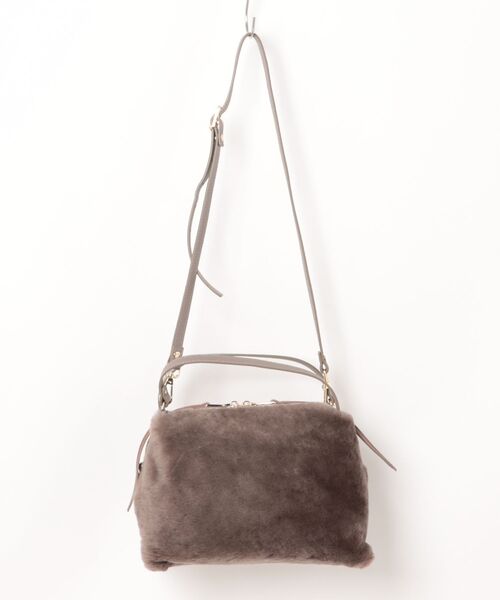 RIPANI(リパーニ)の「【RIPANI】レザーハンドルムートンバッグ(Q56465)(ハンドバッグ・レディース・ライトグレー/ダークグレー・ALL)」の1枚目の写真