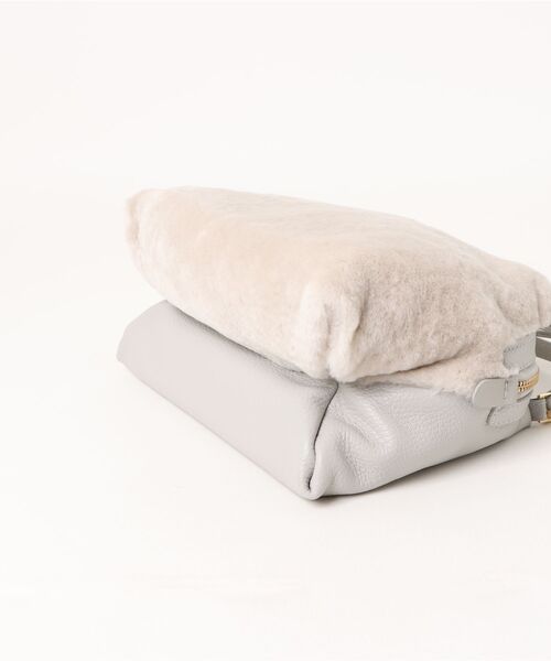 RIPANI(リパーニ)の「【RIPANI】レザーハンドルムートンバッグ(Q56465)(ハンドバッグ・レディース・ライトグレー/ダークグレー・ALL)」の4枚目の写真