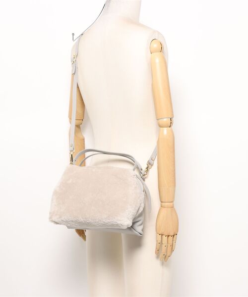 RIPANI(リパーニ)の「【RIPANI】レザーハンドルムートンバッグ(Q56465)(ハンドバッグ・レディース・ライトグレー/ダークグレー・ALL)」の6枚目の写真