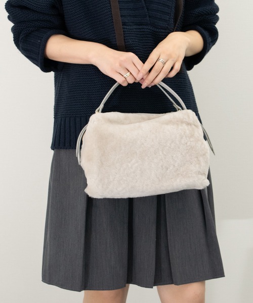 RIPANI(リパーニ)の「【RIPANI】レザーハンドルムートンバッグ(Q56465)(ハンドバッグ・レディース・ライトグレー/ダークグレー・ALL)」の2枚目の写真