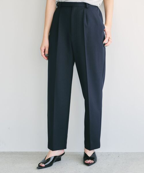 STRATA(エストラータ)の「ナローベルトタックテーパードパンツ 【低身長・小柄女性】(その他パンツ・レディース・ベージュ/ネイビー/ブラウン・XS/S)」の3枚目の写真