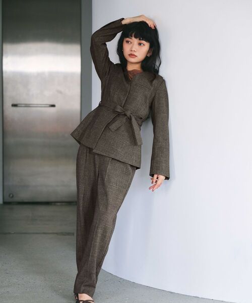 STRATA(エストラータ)の「ナローベルトタックテーパードパンツ 【低身長・小柄女性】(その他パンツ・レディース・ベージュ/ネイビー/ブラウン・XS/S)」の4枚目の写真