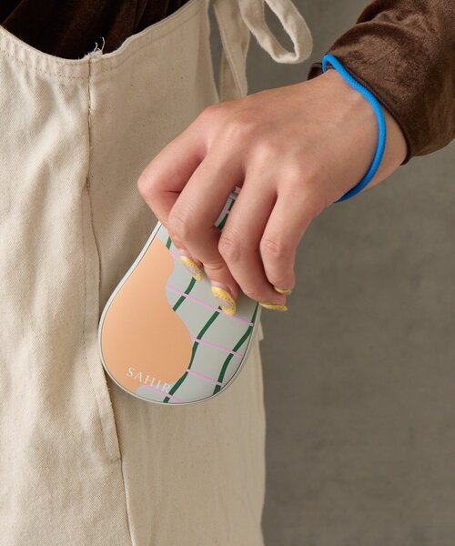 BIRTHDAY BAR（バースデイバー）の「【SAHIR サヒール】Handwarmer Curve　充電式カイロ（生活家電・レディース・オレンジ/ネイビー・0）」の4枚目の写真