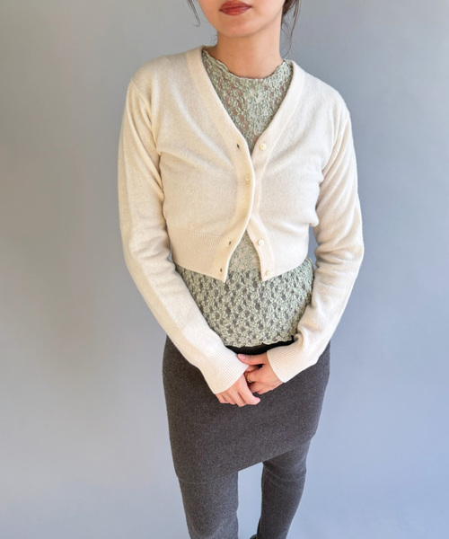 EDIT. FOR LULU（エディットフォールル）の「カシミヤVネックカーディガン（ニット/セーター・レディース・ホワイト/ピンク系その他/ネイビー・FREE）」の6枚目の写真