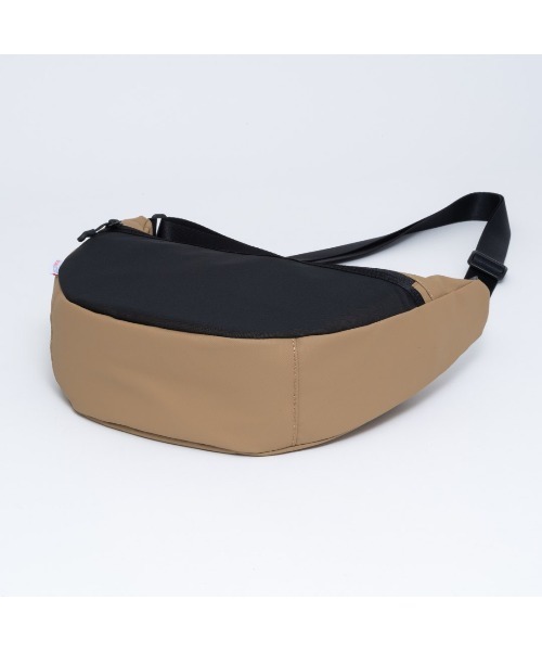 BEAMS DESIGN(ビームス デザイン)の「BEAMSDESIGN(ビームスデザイン)エラスティックメッシュ ショルダーバッグ(ショルダーバッグ・メンズ・サンドベージュ/ネイビー/ブラック・FREE)」の13枚目の写真