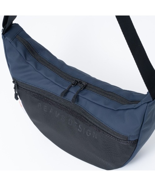 BEAMS DESIGN(ビームス デザイン)の「BEAMSDESIGN(ビームスデザイン)エラスティックメッシュ ショルダーバッグ(ショルダーバッグ・メンズ・サンドベージュ/ネイビー/ブラック・FREE)」の19枚目の写真