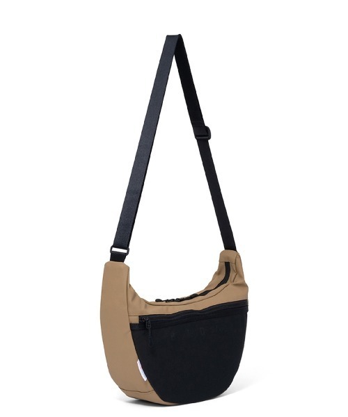 BEAMS DESIGN(ビームス デザイン)の「BEAMSDESIGN(ビームスデザイン)エラスティックメッシュ ショルダーバッグ(ショルダーバッグ・メンズ・サンドベージュ/ネイビー/ブラック・FREE)」の9枚目の写真