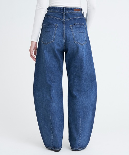 YANUK（ヤヌーク）の「カーブテーパード "LAURA"（デニムパンツ・レディース・ブルー・21inch/22inch/23inch/24inch/25inch/26inch/27inch）」の9枚目の写真