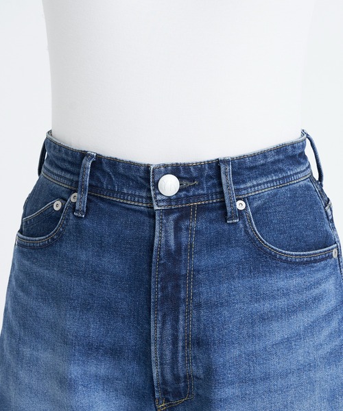 YANUK（ヤヌーク）の「カーブテーパード "LAURA"（デニムパンツ・レディース・ブルー・21inch/22inch/23inch/24inch/25inch/26inch/27inch）」の10枚目の写真