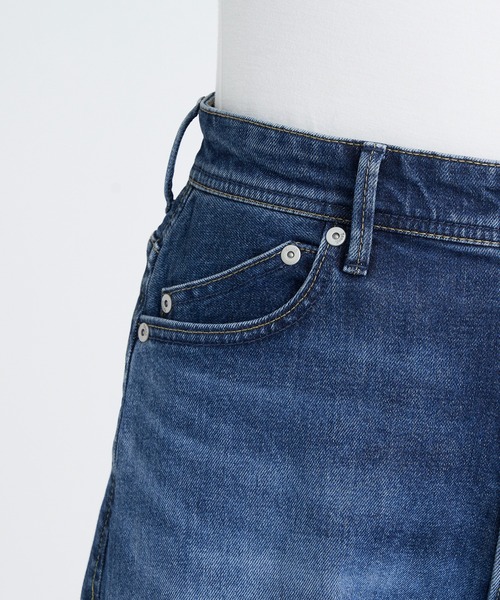 YANUK（ヤヌーク）の「カーブテーパード "LAURA"（デニムパンツ・レディース・ブルー・21inch/22inch/23inch/24inch/25inch/26inch/27inch）」の11枚目の写真