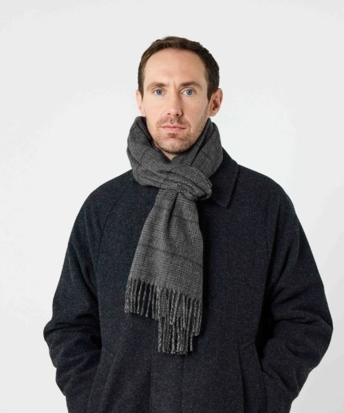 Johnstons of Elgin（ジョンストンズオブエルガン）の「[別注]小判チェックスカーフ(ウール/カシミヤ) 全2色（マフラー・メンズ・グレー/グリーン系その他・00）」の12枚目の写真