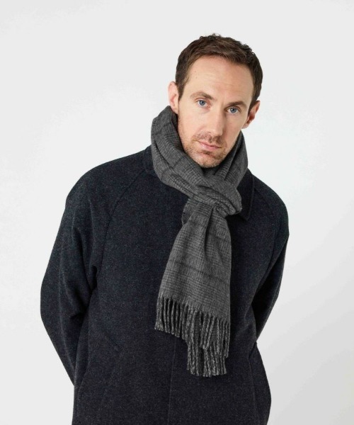 Johnstons of Elgin（ジョンストンズオブエルガン）の「[別注]小判チェックスカーフ(ウール/カシミヤ) 全2色（マフラー・メンズ・グレー/グリーン系その他・00）」の15枚目の写真