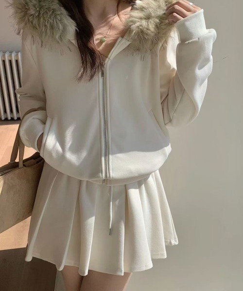LAC-VERT(ラック・ヴェール)の「ファーフーディーZIPパーカー+プリーツミニスカートセットアップ(セットアップ・レディース・グレー/アイボリー/ブラウン・FREE)」の4枚目の写真