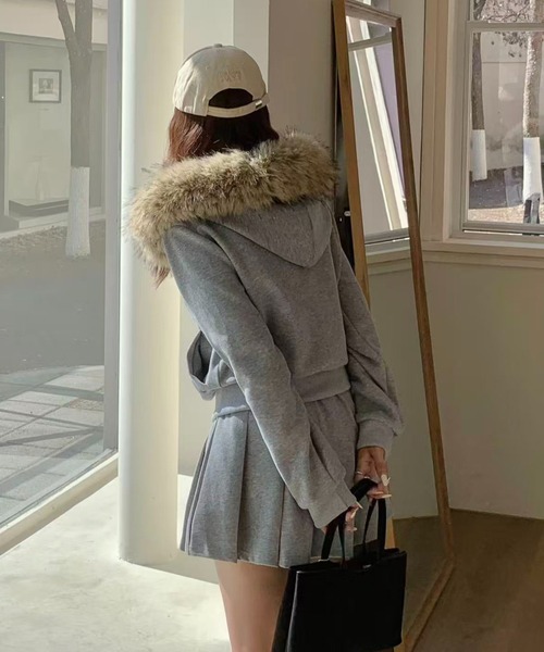 LAC-VERT(ラック・ヴェール)の「ファーフーディーZIPパーカー+プリーツミニスカートセットアップ(セットアップ・レディース・グレー/アイボリー/ブラウン・FREE)」の7枚目の写真