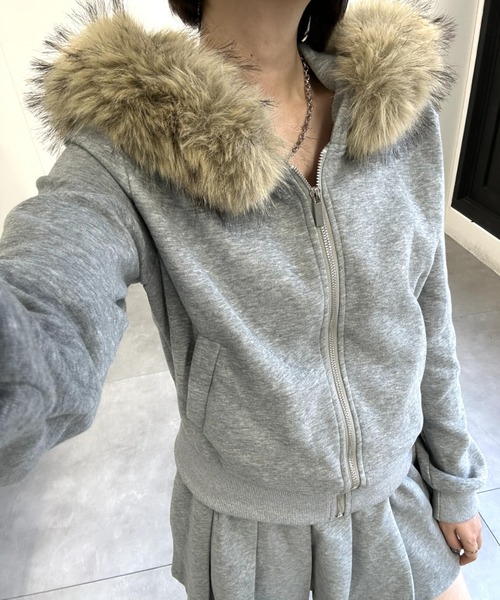 LAC-VERT(ラック・ヴェール)の「ファーフーディーZIPパーカー+プリーツミニスカートセットアップ(セットアップ・レディース・グレー/アイボリー/ブラウン・FREE)」の10枚目の写真