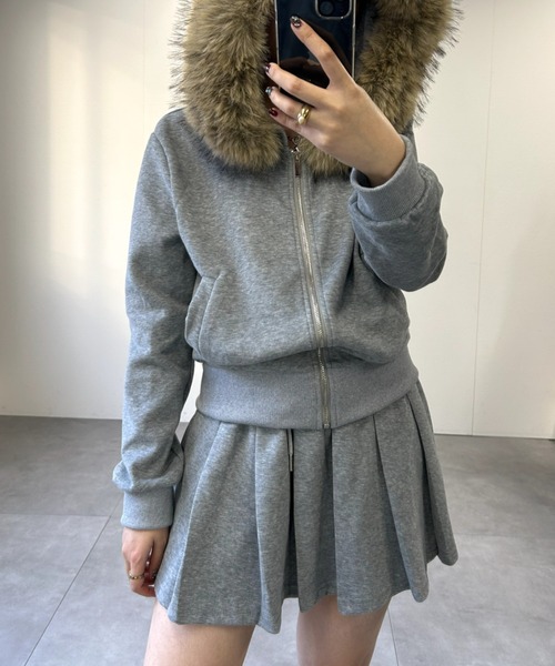 LAC-VERT(ラック・ヴェール)の「ファーフーディーZIPパーカー+プリーツミニスカートセットアップ(セットアップ・レディース・グレー/アイボリー/ブラウン・FREE)」の11枚目の写真