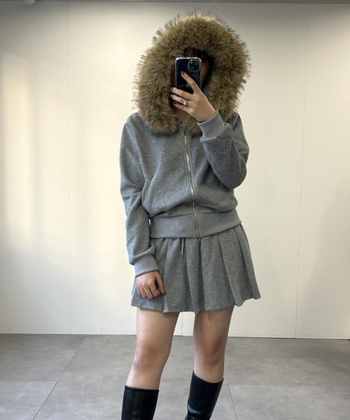 LAC-VERT(ラック・ヴェール)の「ファーフーディーZIPパーカー+プリーツミニスカートセットアップ(セットアップ・レディース・グレー/アイボリー/ブラウン・FREE)」の13枚目の写真