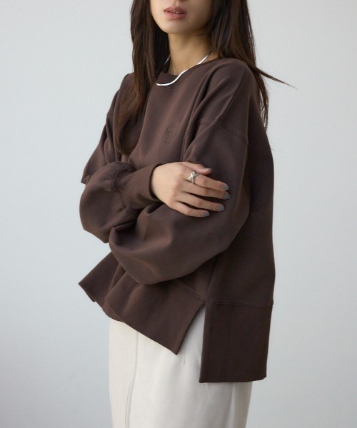 AZUL by moussy（アズールバイマウジー）の「ワンポイントロゴスウェット（スウェット・レディース・ライトイエロー/ブラック/アイボリー/ブラウン・FREE）」の3枚目の写真