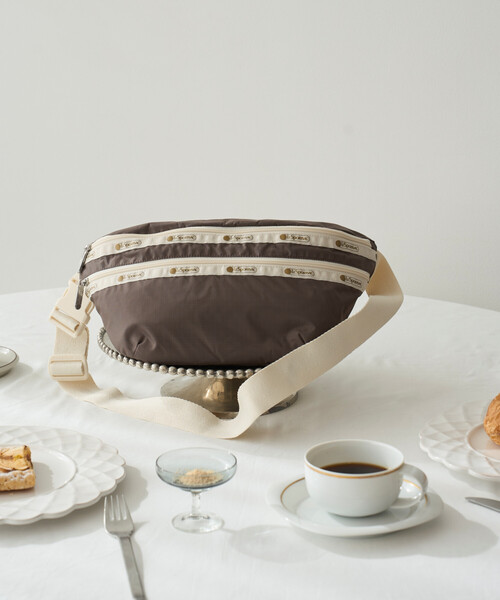 FREAK'S STORE（フリークスストア）の「LeSportsac × FREAK'S STORE/レスポートサック 別注 HERITAGE BELT BAG/ヘリテージ ベルトバッグ/ボディバッグ（ボディバッグ/ウエストポーチ・レディース・ブラウン/ブラック・ONE SIZE）」の17枚目の写真