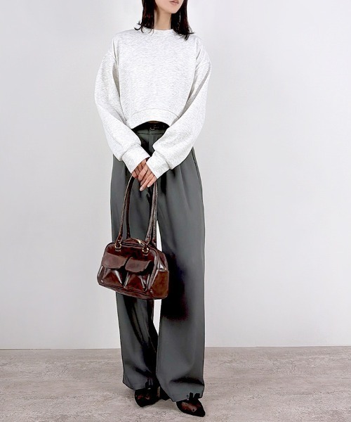 CLOTHY(クロシィ)の「【Allシーズン使えるなめらか軽量素材♪】ショート丈スウェットトップス(セットアップ可)(スウェット・レディース・オフホワイト/ライトグレー/グレー/ブラック・LARGE/MEDIUM)」の5枚目の写真