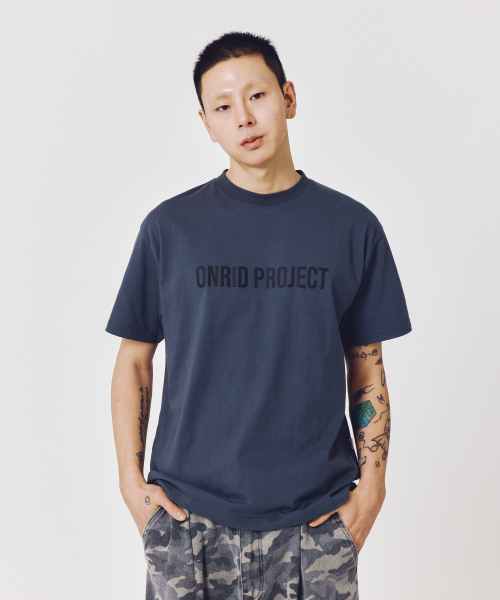 ONRIDPROJECT(オンリードプロジェクト)の「ビッグロゴTシャツ - チャコール(Tシャツ/カットソー・メンズ・その他・FREE)」の1枚目の写真