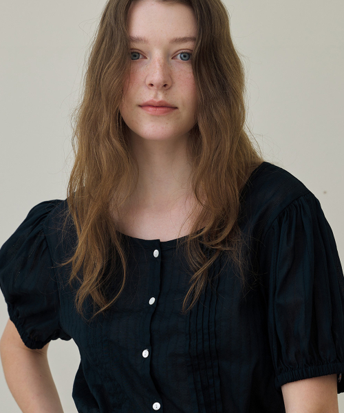 BUT'TON(ボッタン)の「Doby Pleats Blouse (Navy)(シャツ/ブラウス・レディース・その他・FREE)」の1枚目の写真