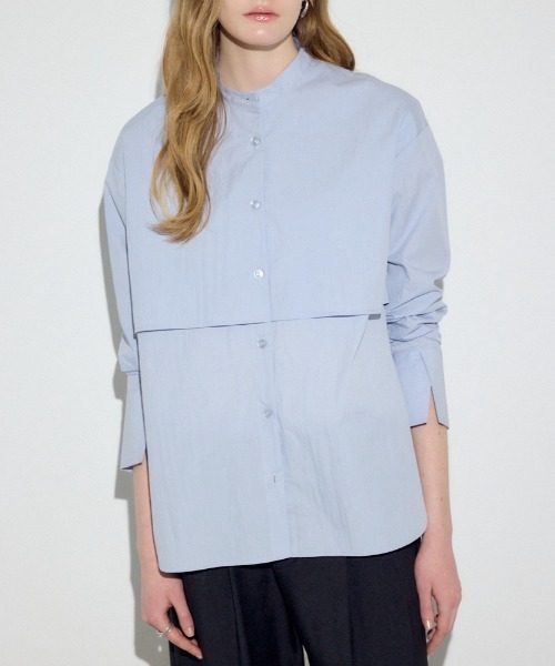 AZUL by moussy(アズールバイマウジー)の「レイヤードバンドカラーシャツ(シャツ/ブラウス・レディース・サックスブルー/ネイビー/オフホワイト・FREE)」の1枚目の写真