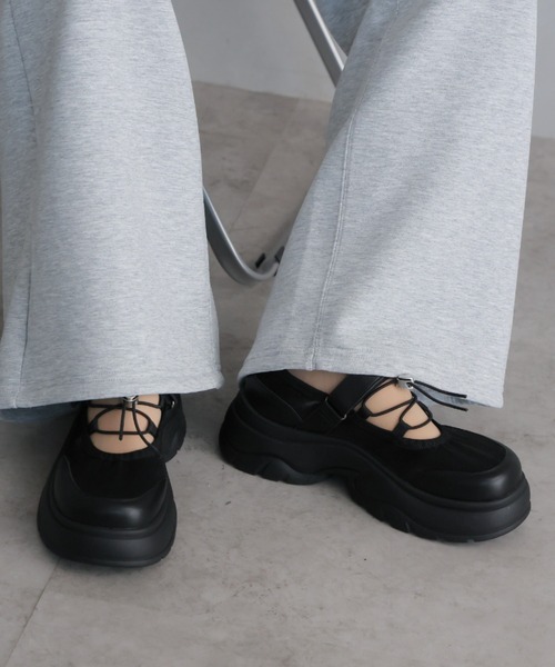 VIVIAN（ヴィヴィアン）の「厚底レースアップメリージェーンスニーカー ZOZOTOWN+オフィシャルサイト限定商品（ドレスシューズ・レディース・ベージュ/ブラック・LL/L/M/S）」の2枚目の写真