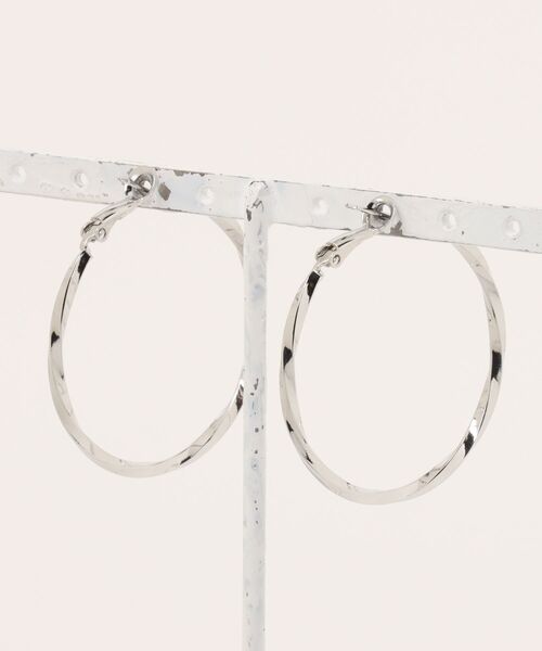 VIBGYOR(ヴィブジョー)の「シルバーツイストフープペアピアス/レディース/両耳用(T3)(ピアス(両耳用)・レディース・シルバー・FREE)」の3枚目の写真