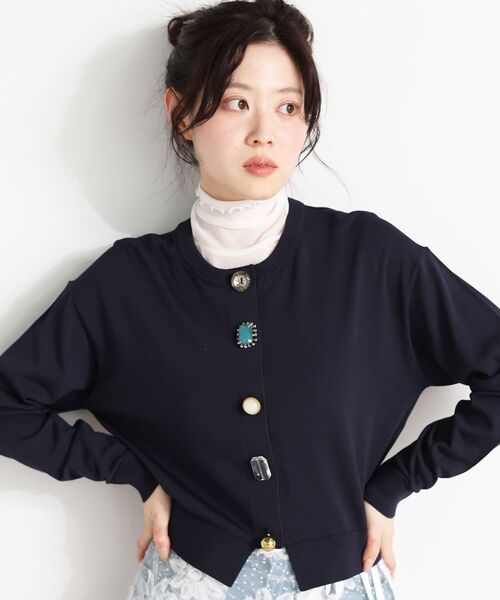 le.coeur blanc(ルクールブラン)の「TORRAZZO DONNAビジューコンパクトカーデ(カーディガン/ボレロ・レディース・ネイビー/ライトピンク・38)」の1枚目の写真