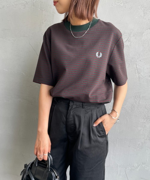 FRED PERRY（フレッドペリー）の「[FRED PERRY/フレッドペリー] ファインボーダー ワンポイントロゴ刺繍ショートスリーブTシャツ（Tシャツ/カットソー・レディース・ダークグリーン/モスグリーン・S/M/L）」の6枚目の写真