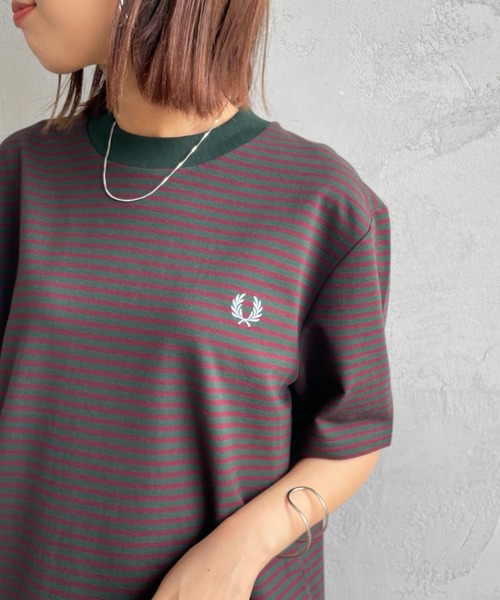 FRED PERRY（フレッドペリー）の「[FRED PERRY/フレッドペリー] ファインボーダー ワンポイントロゴ刺繍ショートスリーブTシャツ（Tシャツ/カットソー・レディース・ダークグリーン/モスグリーン・S/M/L）」の13枚目の写真
