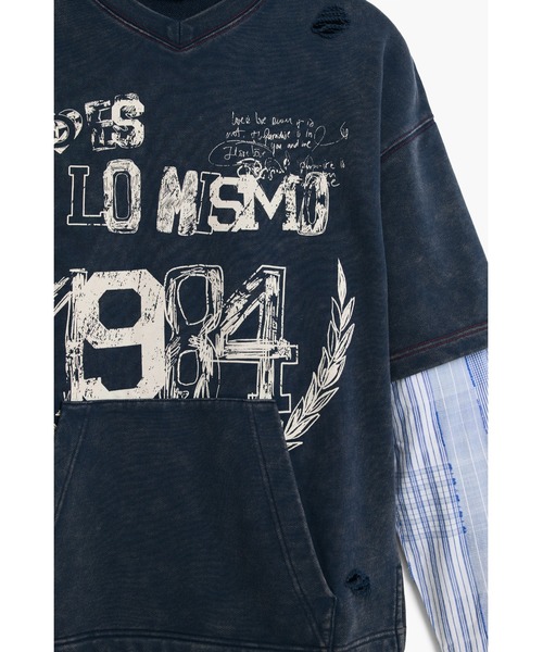 Desigual（デシグアル）の「ダメージ風加工 レイヤード グラフィックTシャツ / ストライプスリーブ（スウェット・メンズ・ブルー・S/M/L）」の3枚目の写真