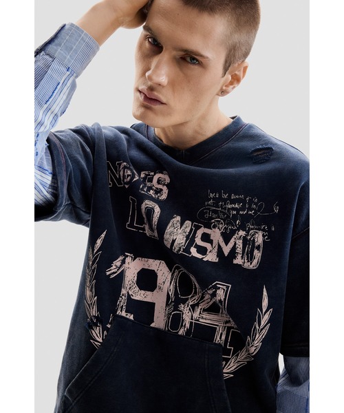 Desigual（デシグアル）の「ダメージ風加工 レイヤード グラフィックTシャツ / ストライプスリーブ（スウェット・メンズ・ブルー・S/M/L）」の4枚目の写真