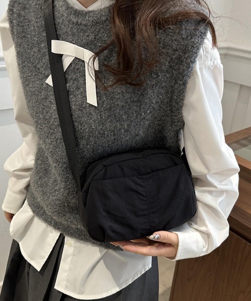 TONE SELECT GOODS（トーンセレクトグッズ）の「LESRIRE / 軽量 ナイロン調 ミニ ショルダーバッグ クロスボディ 斜めがけ コンパクト L9233（ショルダーバッグ・レディース・ブラック/グリーン/グレー/ベージュ・FREE）」の3枚目の写真