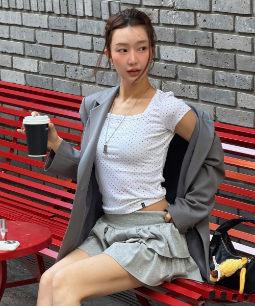 DEARSTALKER(ディアストーカー)の「D. ベーシックコットンスクエアネックTシャツ - 3カラー(Tシャツ/カットソー・レディース・グレー/ホワイト系1/ブラック/ブラック×グレー/チャコール/ネイビー/モカ/ホワイト/PINK/ブラック×ホワイト/チャコールグレー/ホワイト系その他2・FREE/0(FREE))」の13枚目の写真