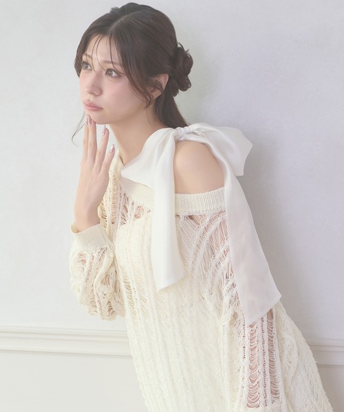 Ambre Neige(アンブルネージュ)の「shoulder ribbon set with cup camisole / ショルダーリボンセットカップツキキャミソール(キャミソール・レディース・アイボリー/ブラック・FREE)」の1枚目の写真
