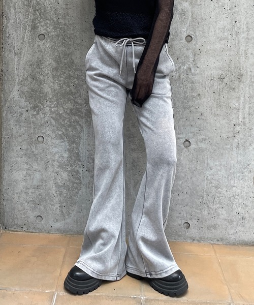 ROGER AND RAW（ロジャーアンドロウ）の「ピグメント切替フレアパンツ（スウェットパンツ・レディース・ブルー/ブラック/グレー・FREE）」の3枚目の写真