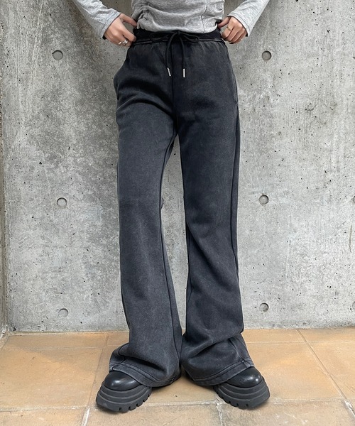 ROGER AND RAW（ロジャーアンドロウ）の「ピグメント切替フレアパンツ（スウェットパンツ・レディース・ブルー/ブラック/グレー・FREE）」の2枚目の写真