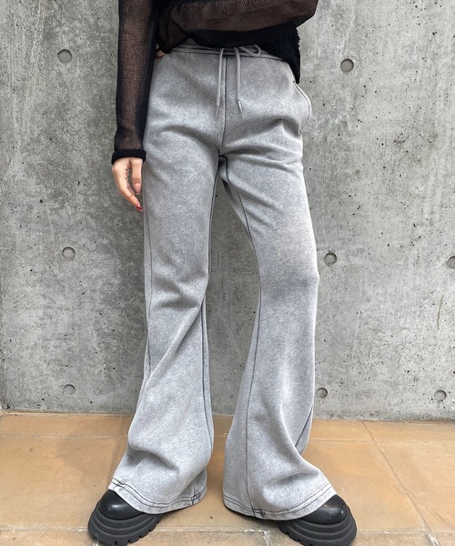 ROGER AND RAW（ロジャーアンドロウ）の「ピグメント切替フレアパンツ（スウェットパンツ・レディース・ブルー/ブラック/グレー・FREE）」の4枚目の写真
