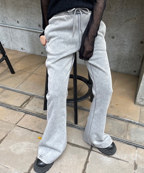 ROGER AND RAW（ロジャーアンドロウ）の「ピグメント切替フレアパンツ（スウェットパンツ・レディース・ブルー/ブラック/グレー・FREE）」の16枚目の写真