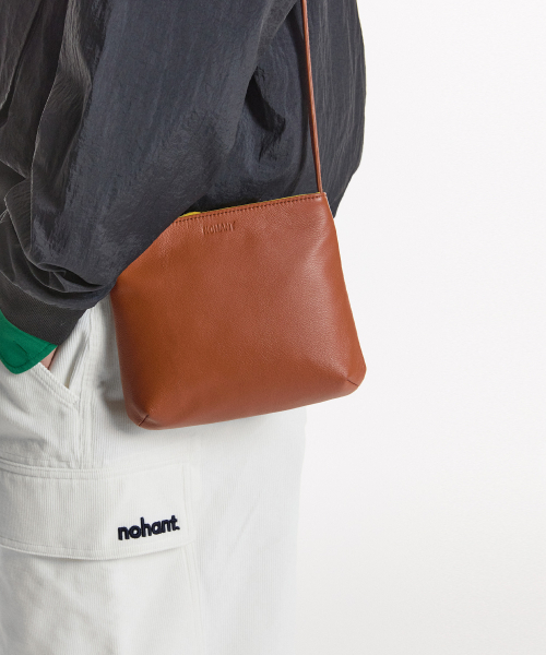 NOHANT(ノアン)の「MINI CROSSBODY BAG CAMEL(メッセンジャーバッグ・メンズ・キャメル・FREE)」の6枚目の写真