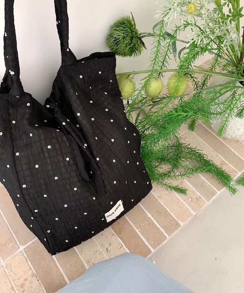 VIBGYOR(ヴィブジョー)の「Mignonjour/フラワートートバッグ M2898(トートバッグ・レディース・レッド/ホワイト/ブラック・FREE)」の2枚目の写真