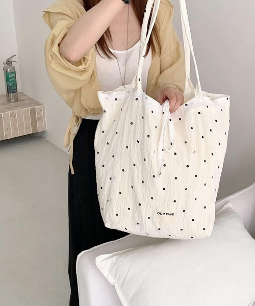 VIBGYOR(ヴィブジョー)の「Mignonjour/フラワートートバッグ M2898(トートバッグ・レディース・レッド/ホワイト/ブラック・FREE)」の4枚目の写真
