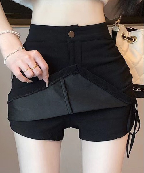 &soiree(アンドソワレ)の「アシンメトリーラップサイドシャーリングショートパンツ(その他パンツ・レディース・ブラック・SMALL/MEDIUM/LARGE/X-LARGE)」の2枚目の写真