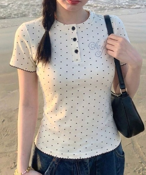 ViViDAY(ビビデー)の「ラインストーン英字ロゴ ドット柄tシャツ(Tシャツ/カットソー・レディース・ホワイト・M)」の1枚目の写真