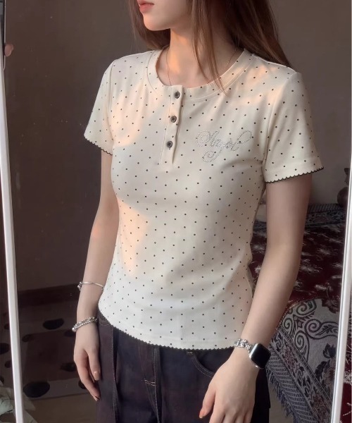 ViViDAY(ビビデー)の「ラインストーン英字ロゴ ドット柄tシャツ(Tシャツ/カットソー・レディース・ホワイト・M)」の8枚目の写真