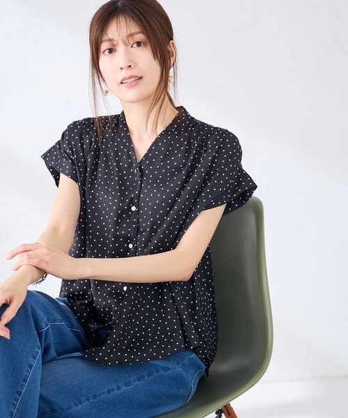 a.v.v（アーヴェヴェ）の「Vネックプリントギャザーブラウス（シャツ/ブラウス・レディース・ブラック/ピンク・36/40/38）」の2枚目の写真