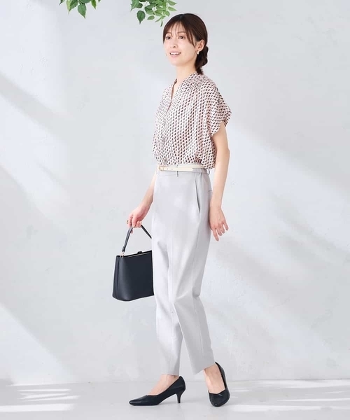 a.v.v（アーヴェヴェ）の「Vネックプリントギャザーブラウス（シャツ/ブラウス・レディース・ブラック/ピンク・36/40/38）」の4枚目の写真