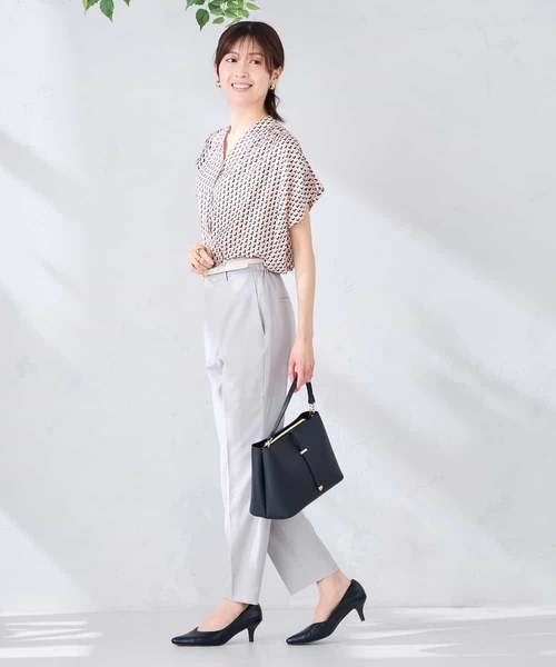 a.v.v（アーヴェヴェ）の「Vネックプリントギャザーブラウス（シャツ/ブラウス・レディース・ブラック/ピンク・36/40/38）」の6枚目の写真